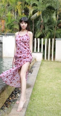 童颜女生大长腿浅粉白皙小姐姐小碎裙泳池边撩裙角吸睛高清图片