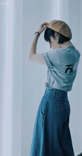 高叶化身时尚复古滤镜居家短发少女，T恤牛仔裤加身浅笑怡人