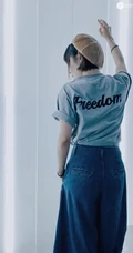 高叶化身时尚复古滤镜居家短发少女，T恤牛仔裤加身浅笑怡人