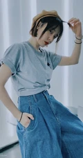 高叶化身时尚复古滤镜居家短发少女，T恤牛仔裤加身浅笑怡人