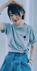 高叶化身时尚复古滤镜居家短发少女，T恤牛仔裤加身浅笑怡人