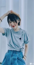 高叶化身时尚复古滤镜居家短发少女，T恤牛仔裤加身浅笑怡人