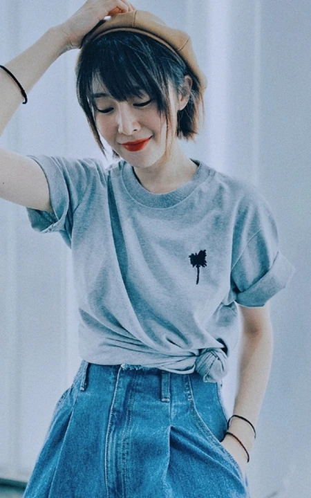 高叶化身时尚复古滤镜居家短发少女，T恤牛仔裤加身浅笑怡人