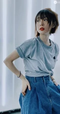 高叶化身时尚复古滤镜居家短发少女，T恤牛仔裤加身浅笑怡人