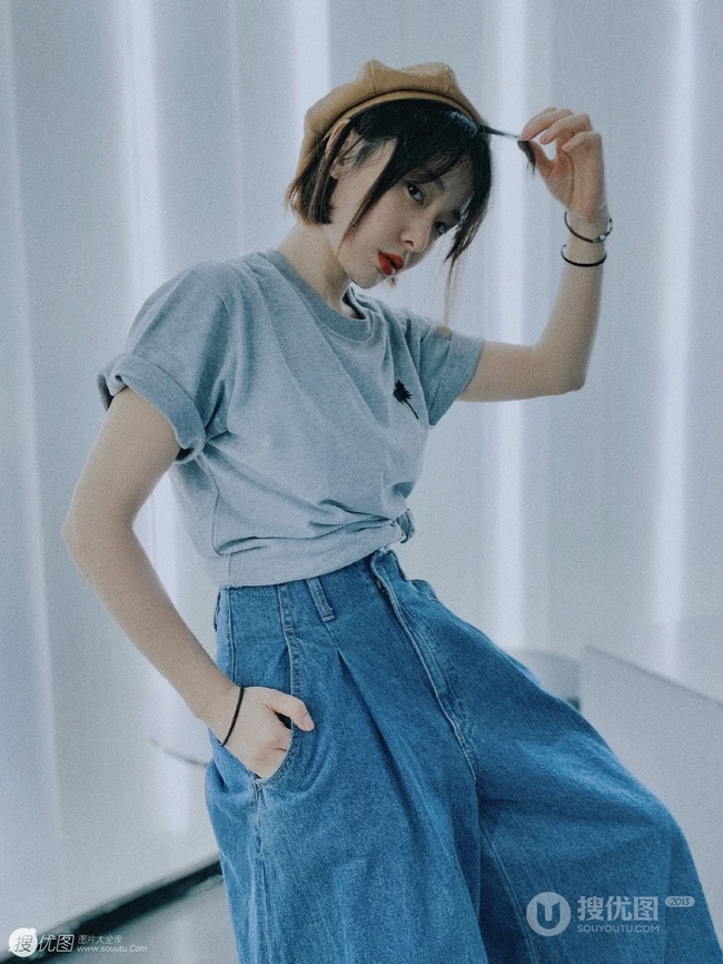 高叶化身时尚复古滤镜居家短发少女，T恤牛仔裤加身浅笑怡人