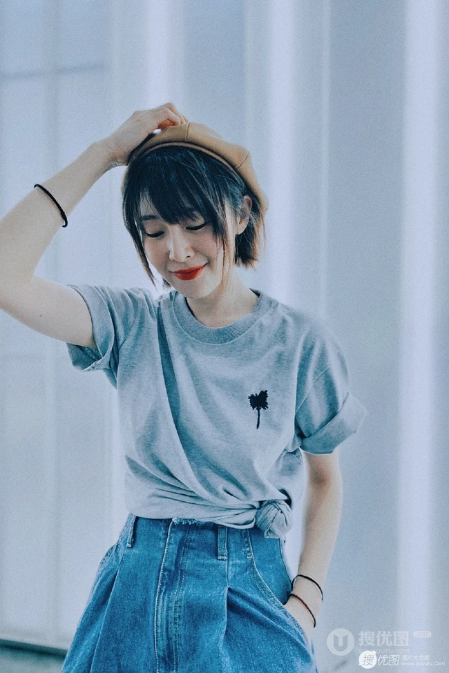 高叶化身时尚复古滤镜居家短发少女，T恤牛仔裤加身浅笑怡人