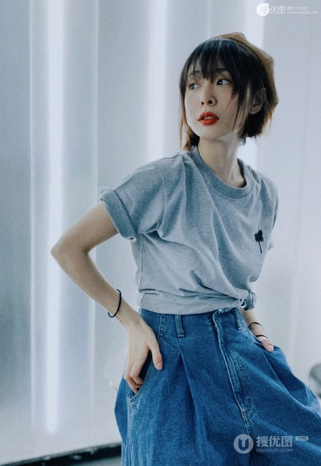 高叶化身时尚复古滤镜居家短发少女，T恤牛仔裤加身浅笑怡人