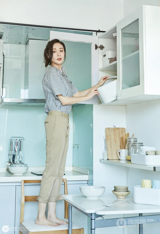 高叶超有女人味居家妩媚做家务杂志写真图片