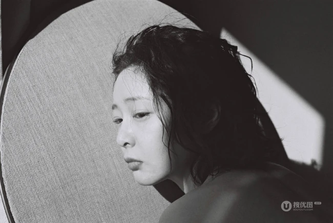 高叶忧伤感人黑白写真图片，就像那种很压抑心很累的感觉