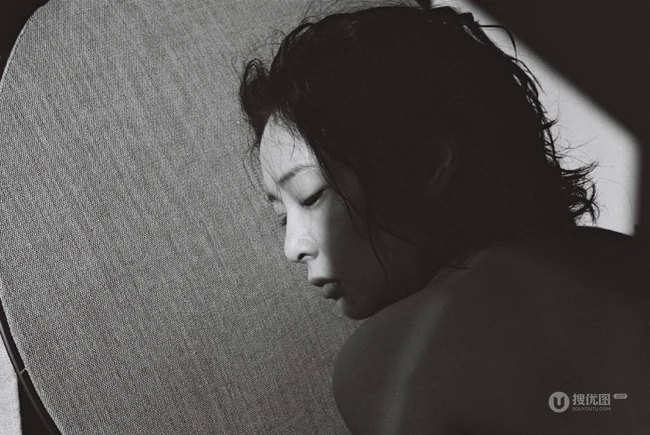 高叶忧伤感人黑白写真图片，就像那种很压抑心很累的感觉