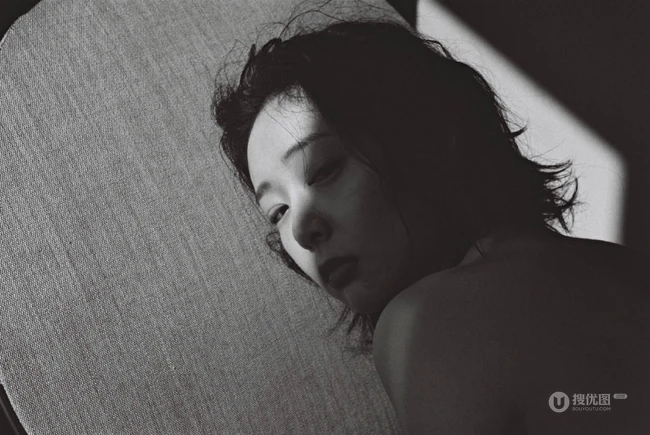 高叶忧伤感人黑白写真图片，就像那种很压抑心很累的感觉