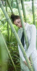 张天爱青山绿水竹林间白衣写真美照，妥妥的神仙颜值仙女小姐姐
