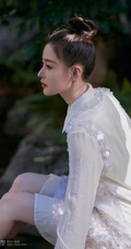 张天爱青山绿水竹林间白衣写真美照，妥妥的神仙颜值仙女小姐姐