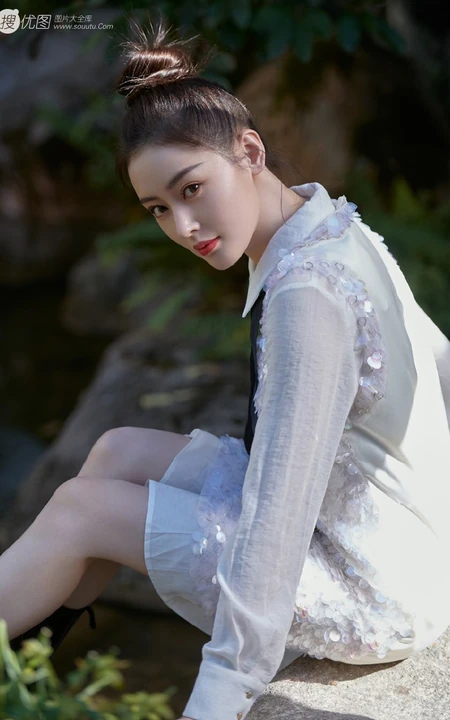 张天爱青山绿水竹林间白衣写真美照，妥妥的神仙颜值仙女小姐姐