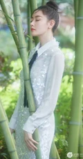 张天爱青山绿水竹林间白衣写真美照，妥妥的神仙颜值仙女小姐姐