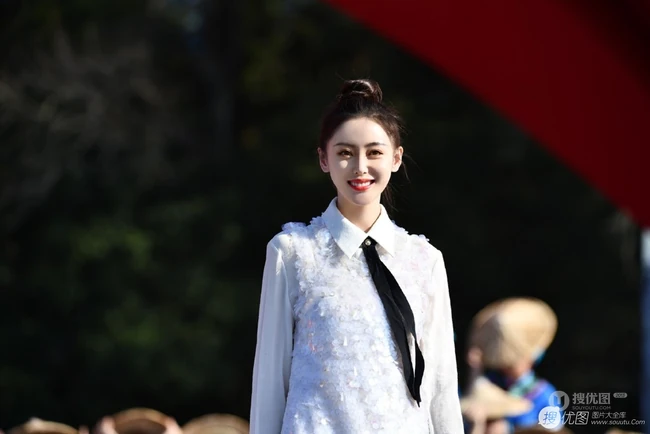 张天爱青山绿水竹林间白衣写真美照，妥妥的神仙颜值仙女小姐姐