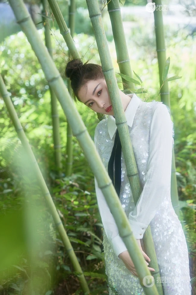 张天爱青山绿水竹林间白衣写真美照，妥妥的神仙颜值仙女小姐姐