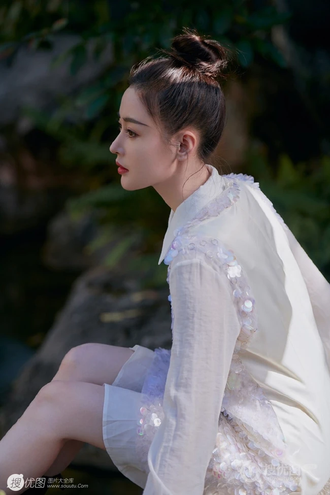 张天爱青山绿水竹林间白衣写真美照，妥妥的神仙颜值仙女小姐姐