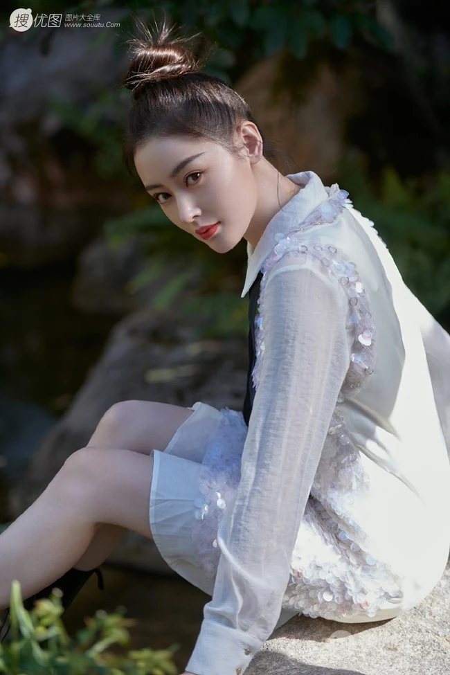 张天爱青山绿水竹林间白衣写真美照，妥妥的神仙颜值仙女小姐姐