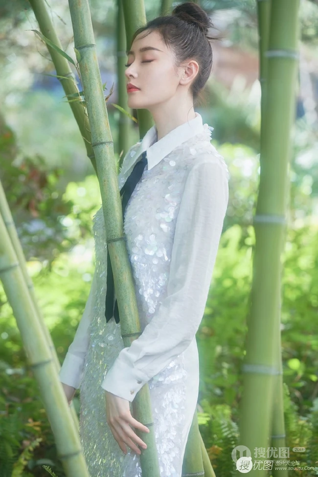 张天爱青山绿水竹林间白衣写真美照，妥妥的神仙颜值仙女小姐姐