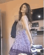 乐极生悲啊！欧女生爱的魔力转圈圈摔倒动态图片