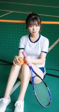 网球场里的大白线条感运动妹子紧身衣短裤气质写真图片