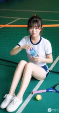 网球场里的大白线条感运动妹子紧身衣短裤气质写真图片