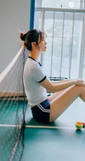 网球场里的大白线条感运动妹子紧身衣短裤气质写真图片
