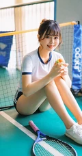 网球场里的大白线条感运动妹子紧身衣短裤气质写真图片