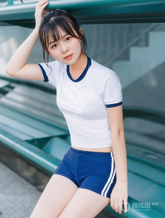 网球场里的大白线条感运动妹子紧身衣短裤气质写真图片