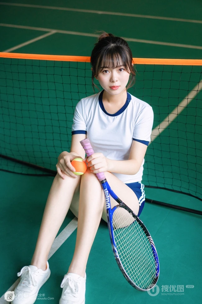 网球场里的大白线条感运动妹子紧身衣短裤气质写真图片