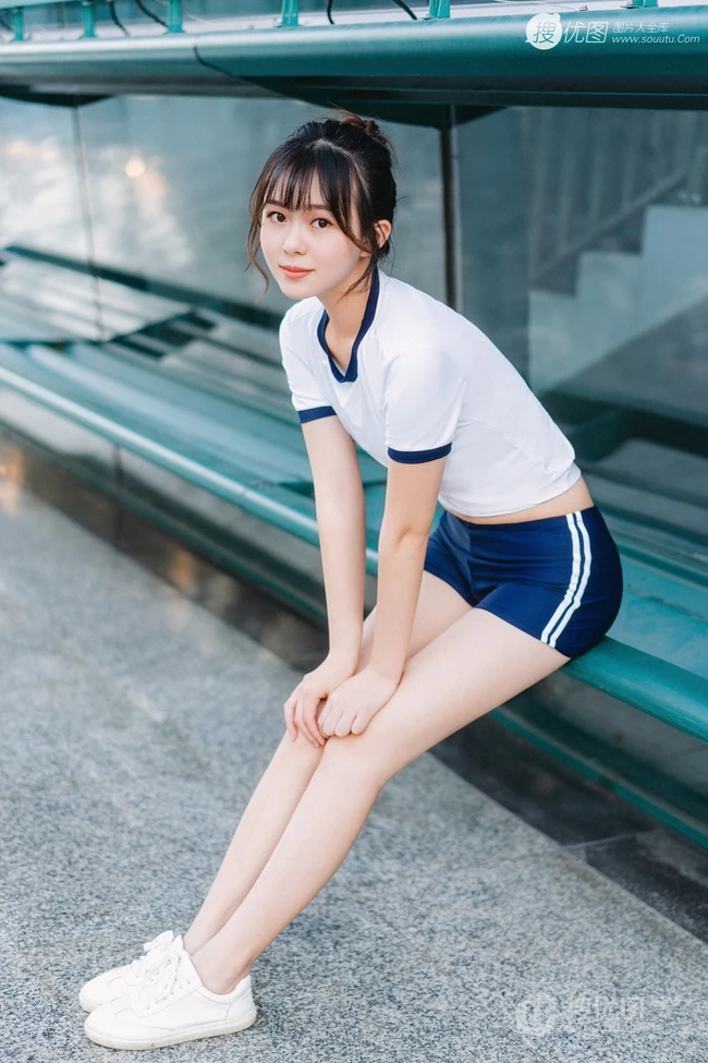 网球场里的大白线条感运动妹子紧身衣短裤气质写真图片