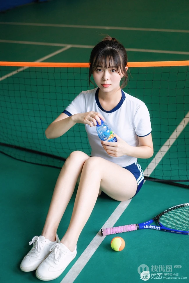网球场里的大白线条感运动妹子紧身衣短裤气质写真图片