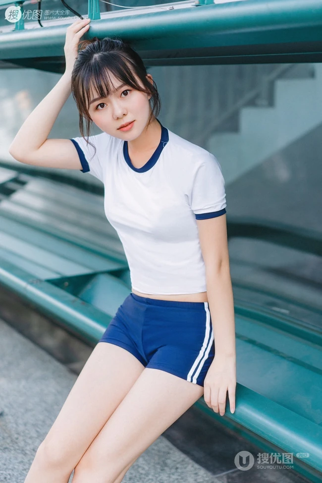 网球场里的大白线条感运动妹子紧身衣短裤气质写真图片