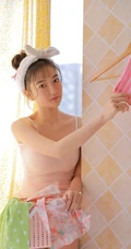 浴室里准备洗浴的可爱浅粉邻家小妹肩带背心短裤俏皮写真