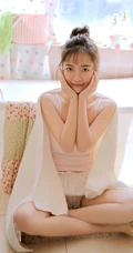 浴室里准备洗浴的可爱浅粉邻家小妹肩带背心短裤俏皮写真