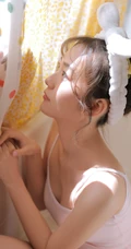 浴室里准备洗浴的可爱浅粉邻家小妹肩带背心短裤俏皮写真