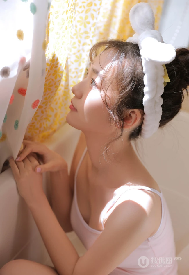 浴室里准备洗浴的可爱浅粉邻家小妹肩带背心短裤俏皮写真