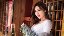亚裔丰满好身材的长发美女日式小卖部写真美女壁纸图片