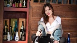 亚裔丰满好身材的长发美女日式小卖部写真美女壁纸图片