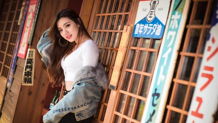亚裔丰满好身材的长发美女日式小卖部写真美女壁纸图片