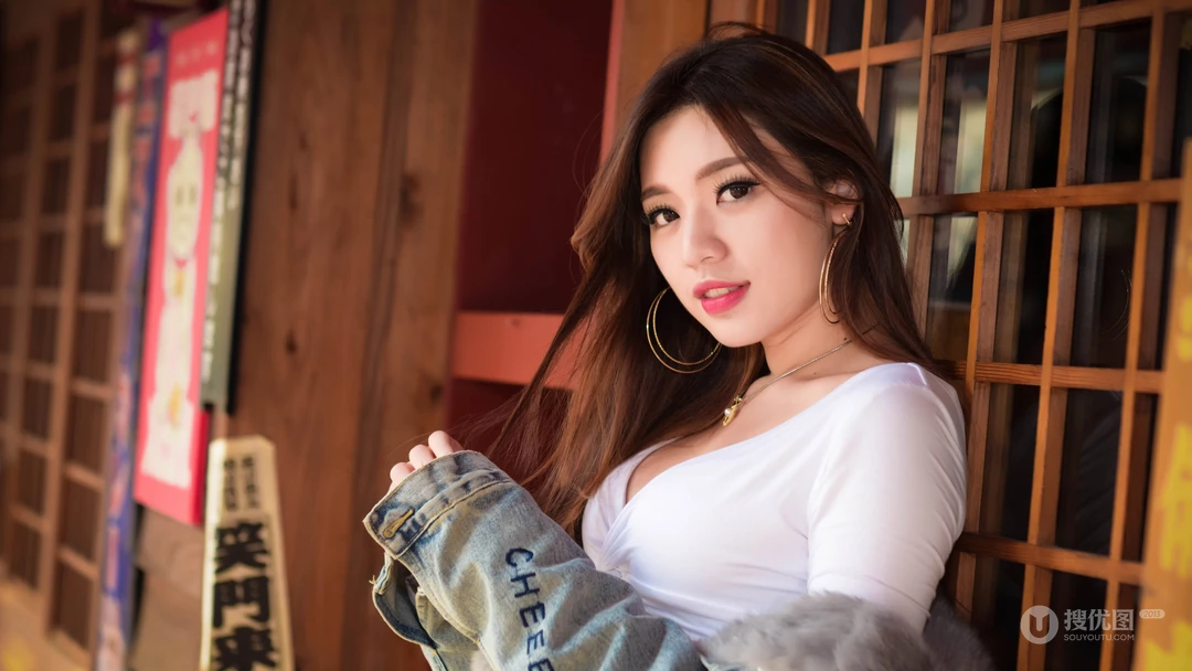 亚裔丰满好身材的长发美女日式小卖部写真美女壁纸图片