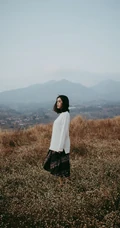 野外踏青的森系美女唯美摄影手机壁纸下载