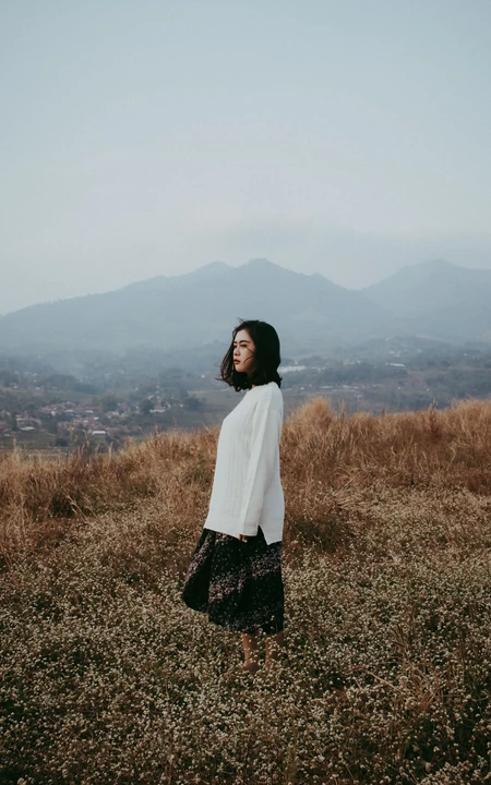 野外踏青的森系美女唯美摄影手机壁纸下载