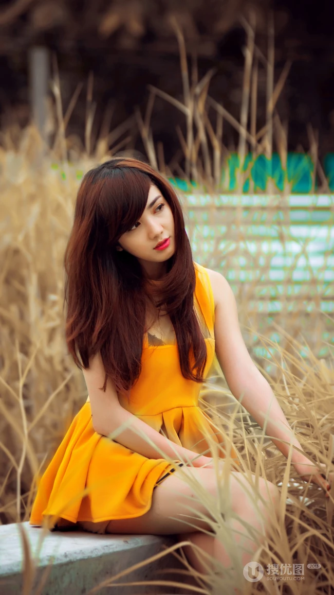 野外踏青的森系美女唯美摄影手机壁纸下载