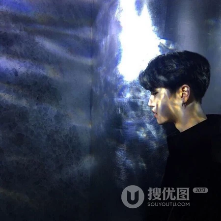 居家帅气的小男生，短发爱自拍的男生头像