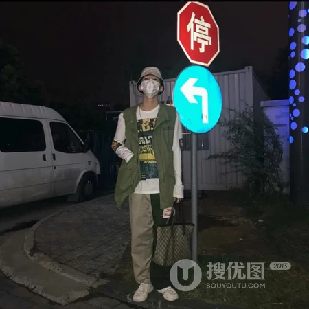 居家帅气的小男生，短发爱自拍的男生头像