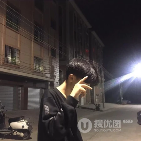 居家帅气的小男生，短发爱自拍的男生头像