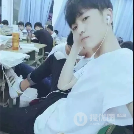 居家帅气的小男生，短发爱自拍的男生头像