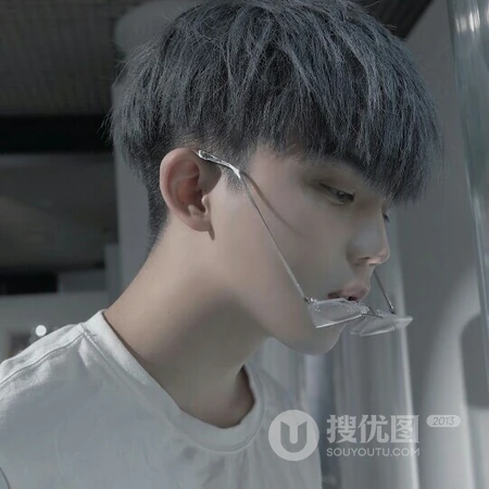 居家帅气的小男生，短发爱自拍的男生头像